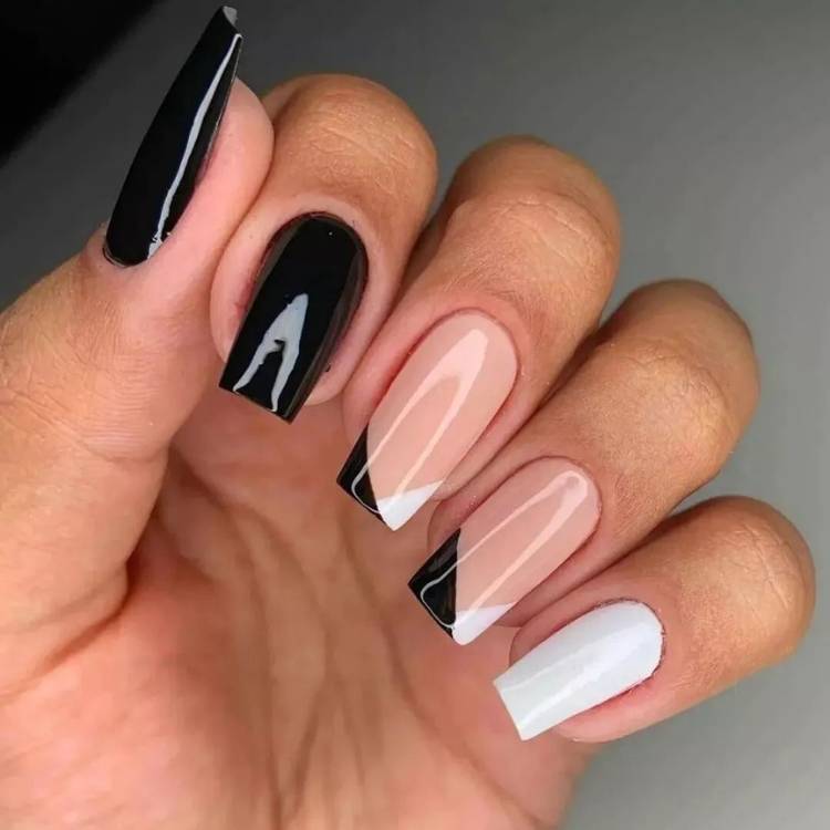 5 ideias de títulos:
1. Micro Francesinha: A Tendência Minimalista para 2026
2. Unhas Xadrez e Geométricas: Ousadia em Preto e Branco
3. Efeito Cloud Dancer: A Cor do Ano nas Suas Unhas
4. Nail Art Fácil: Poás e Minimalismo para o Dia a Dia
5. Formatos e Acabamentos: O Toque Final para Suas Unhas Pretas e Brancas