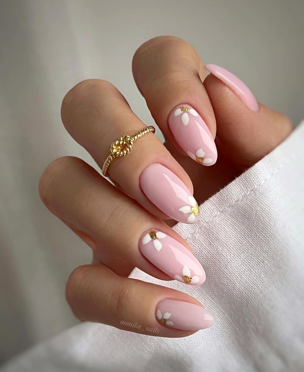 unha rosa e branco amendoada