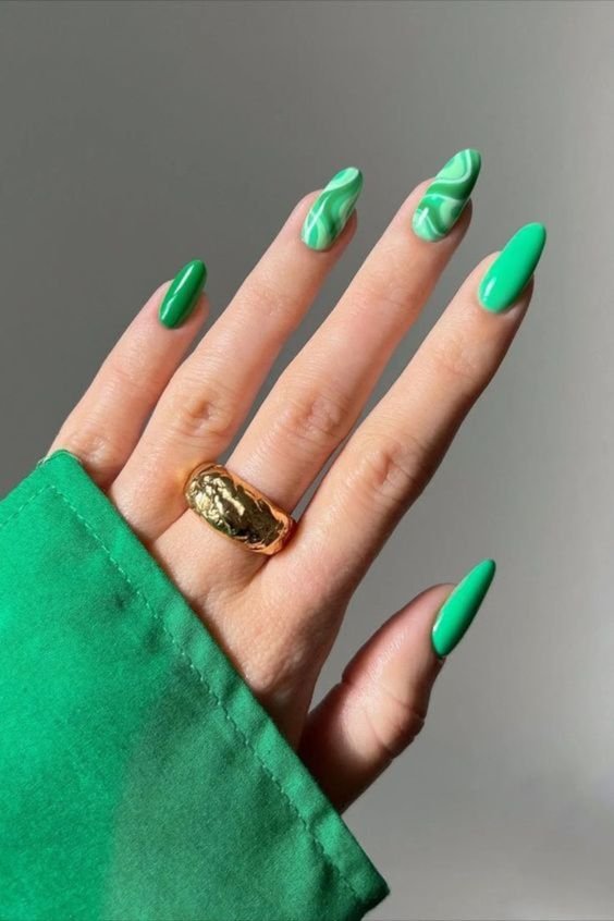 Como criar unhas verdes com efeito marmorizado para um look sofisticado