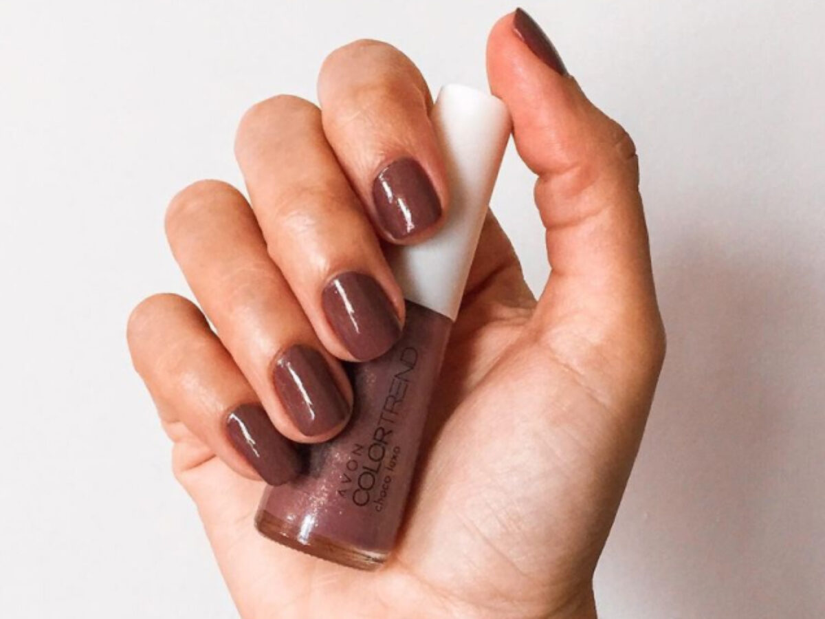 como evitar unhas marrons manchadas ou desbotadas