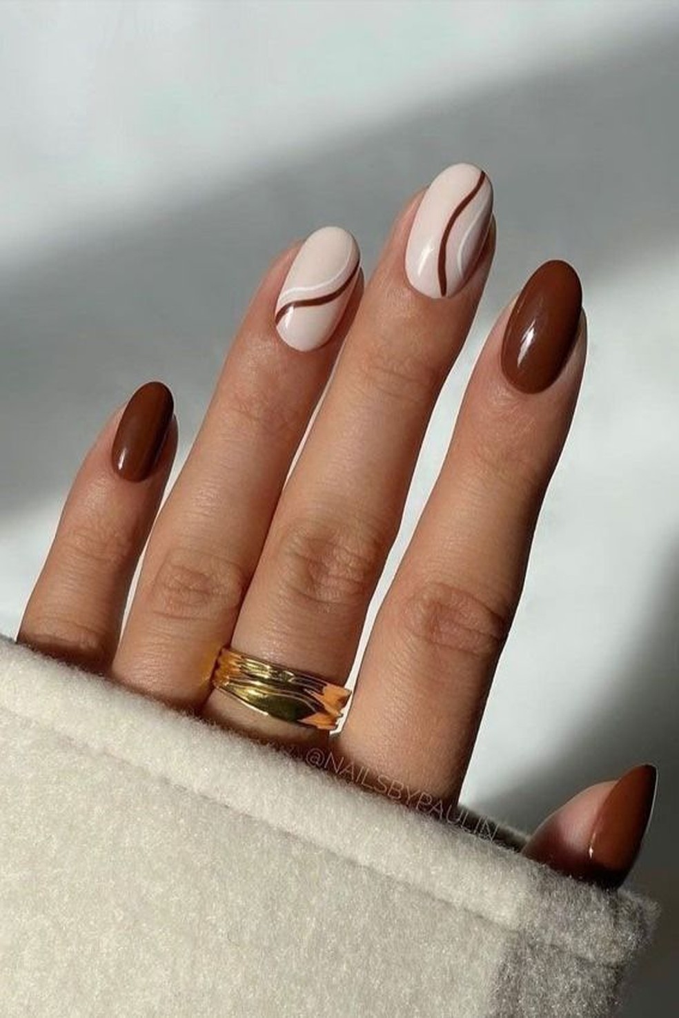 como evitar unhas marrons manchadas ou desbotadas