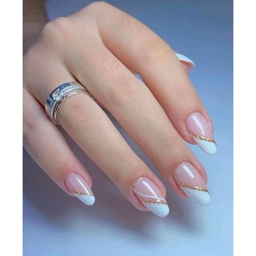 Unhas brancas com detalhes metálicos