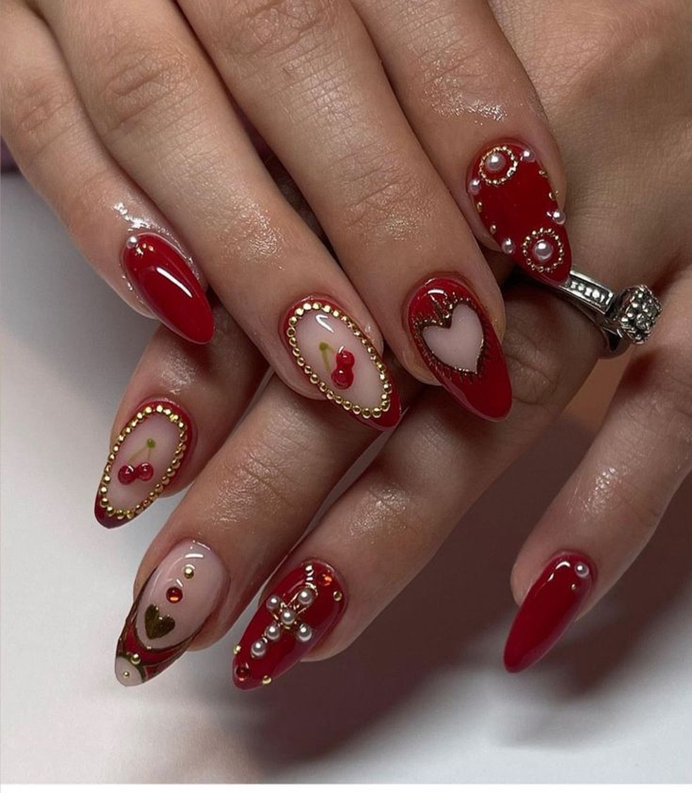 Unhas curtas redondas decoradas