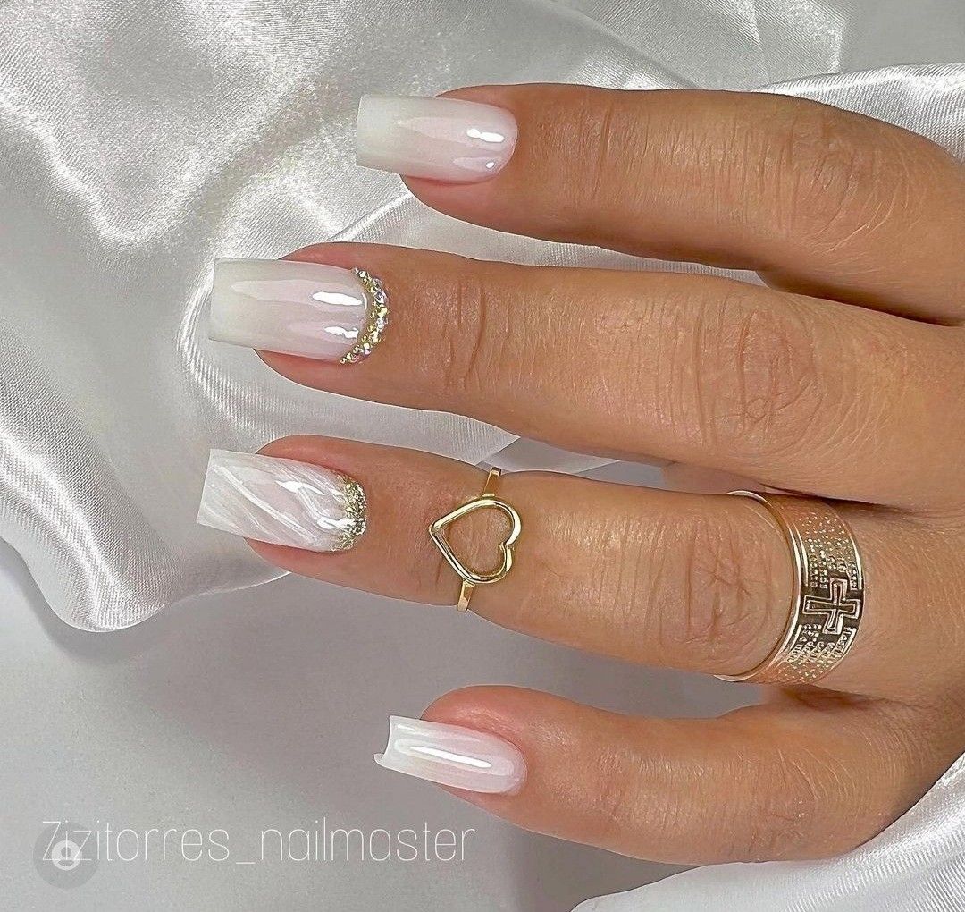unhas em gel branca fosca decorada