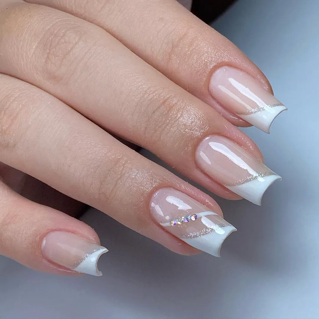 unhas em gel minimalistas brancas