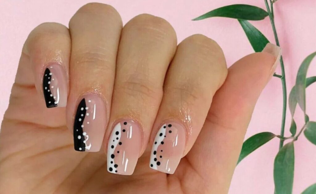 unha gel decorada delicada com minimalismo floral