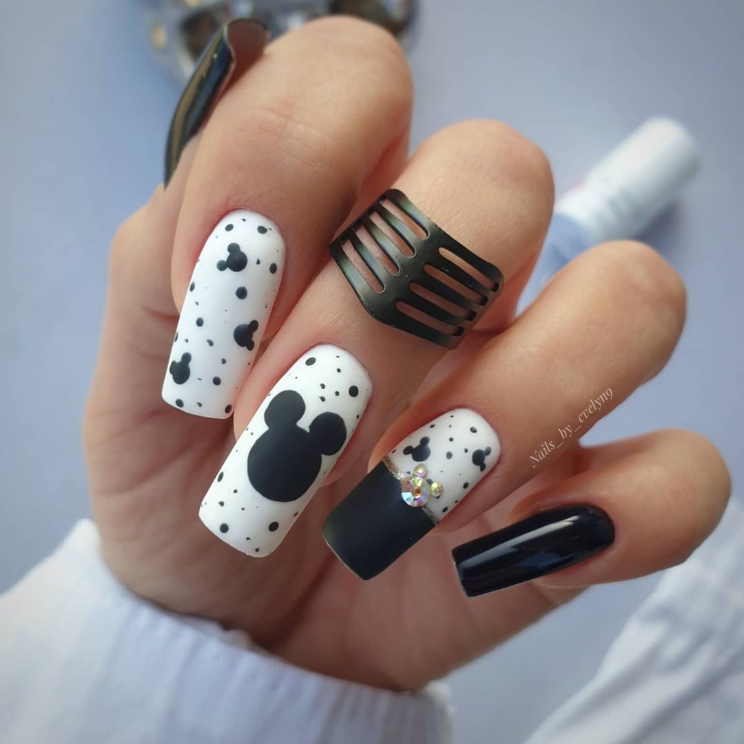 unhas decoradas com fita adesiva