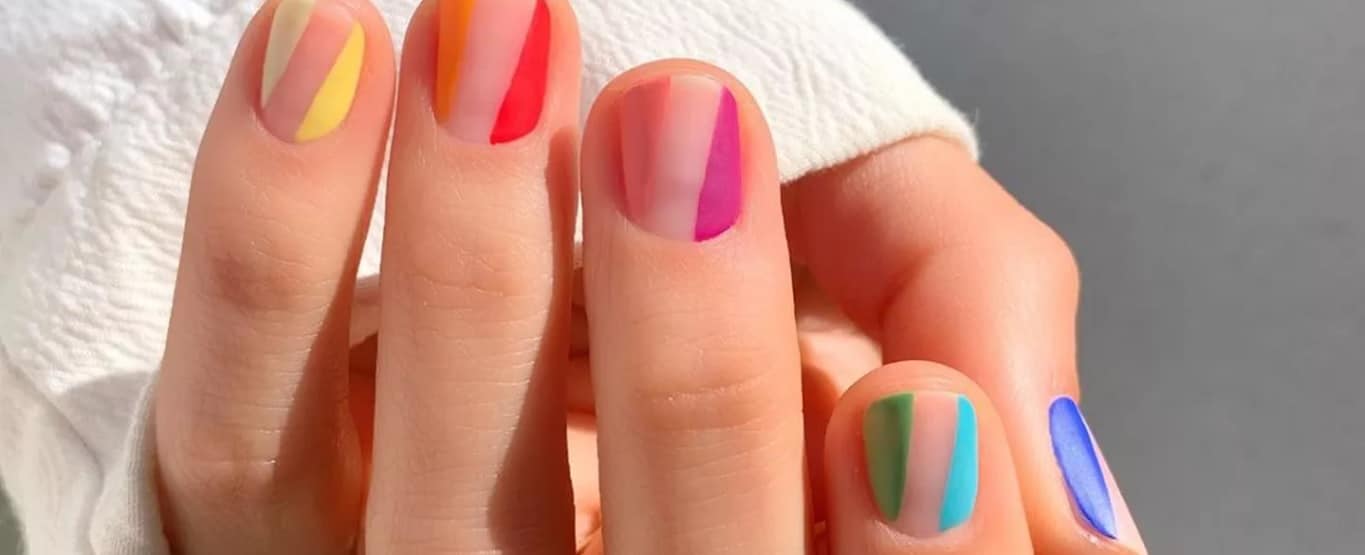 esmalte comum ou tinta acrílica para desenho de unha
