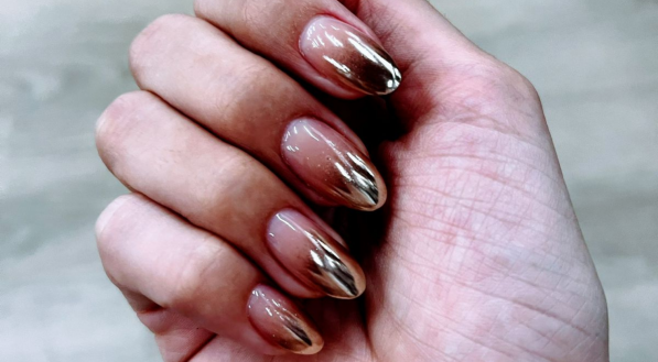 unhas de gel formato amendoado