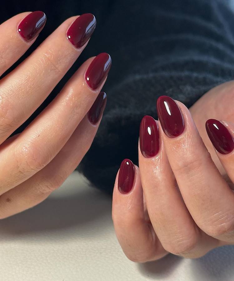 unhas de gel curtas elegantes