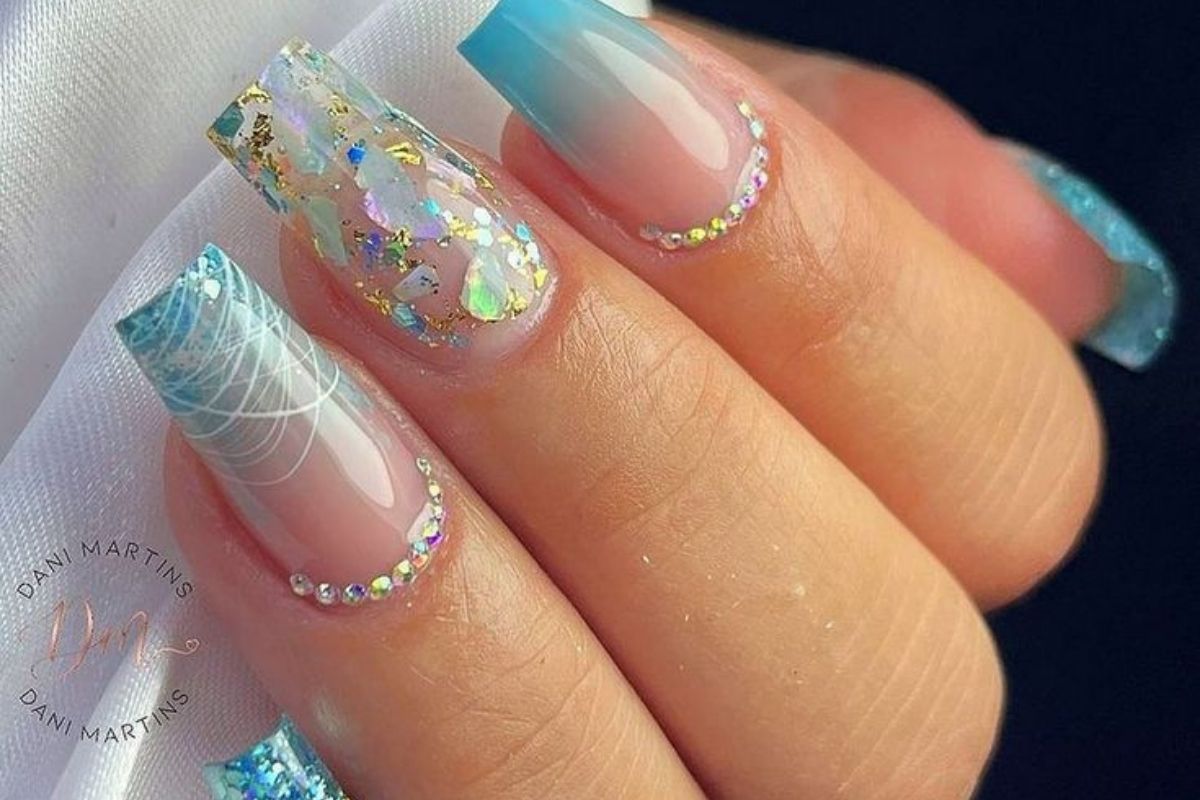 5 ideias de títulos: 1. Unhas Encapsuladas: O Guia Completo para um Look Incrível. 2. Descubra os Segredos das Unhas Encapsuladas com Glitter e Flores. 3. Unhas Encapsuladas: Tendências e Inspirações para Arrasar. 4. Como Fazer Unhas Encapsuladas Perfeitas em Casa. 5. Unhas Encapsuladas: Durabilidade e Brilho que Impressionam.