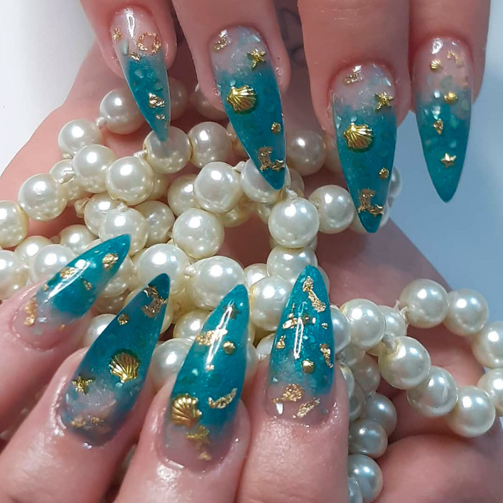 encapsulada unha em gel azul com glitter