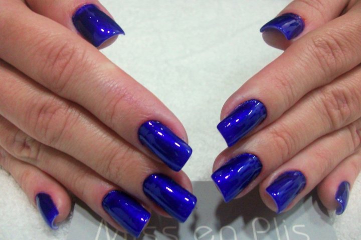 inspiração unhas encapsuladas azul glitter
