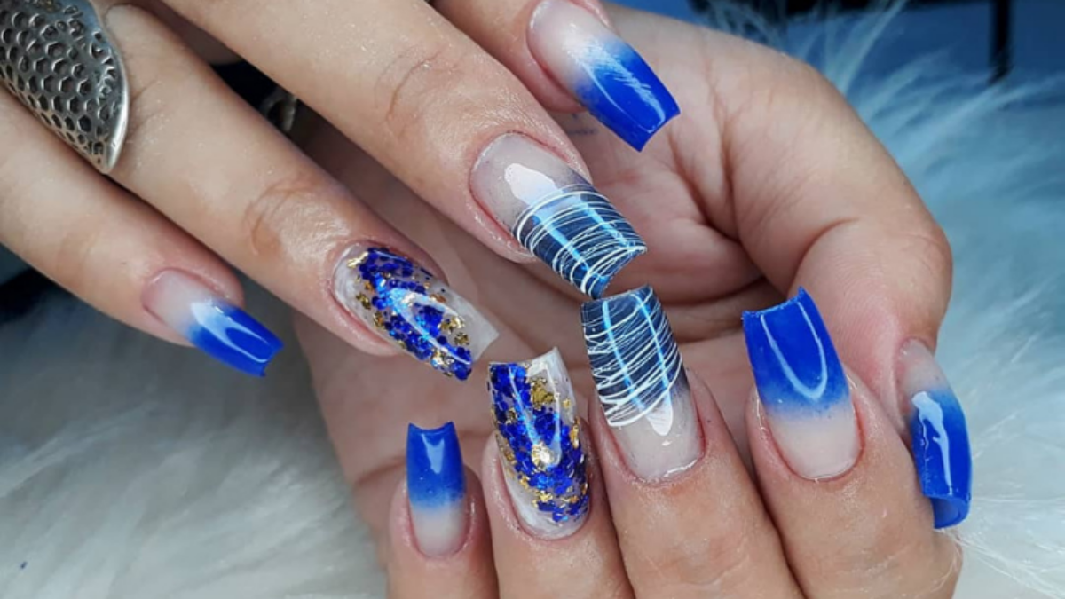 unha encapsulada azul vs unhas com glitter solto
