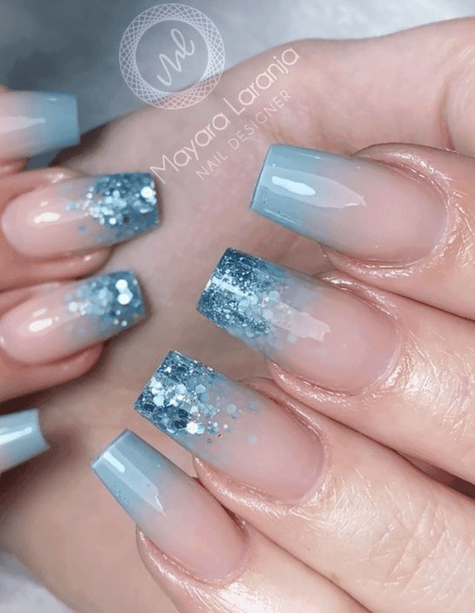 inspiração unhas encapsuladas azul glitter
