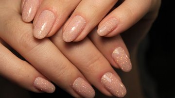 esmalte cor de unha natural que não esconde imperfeições