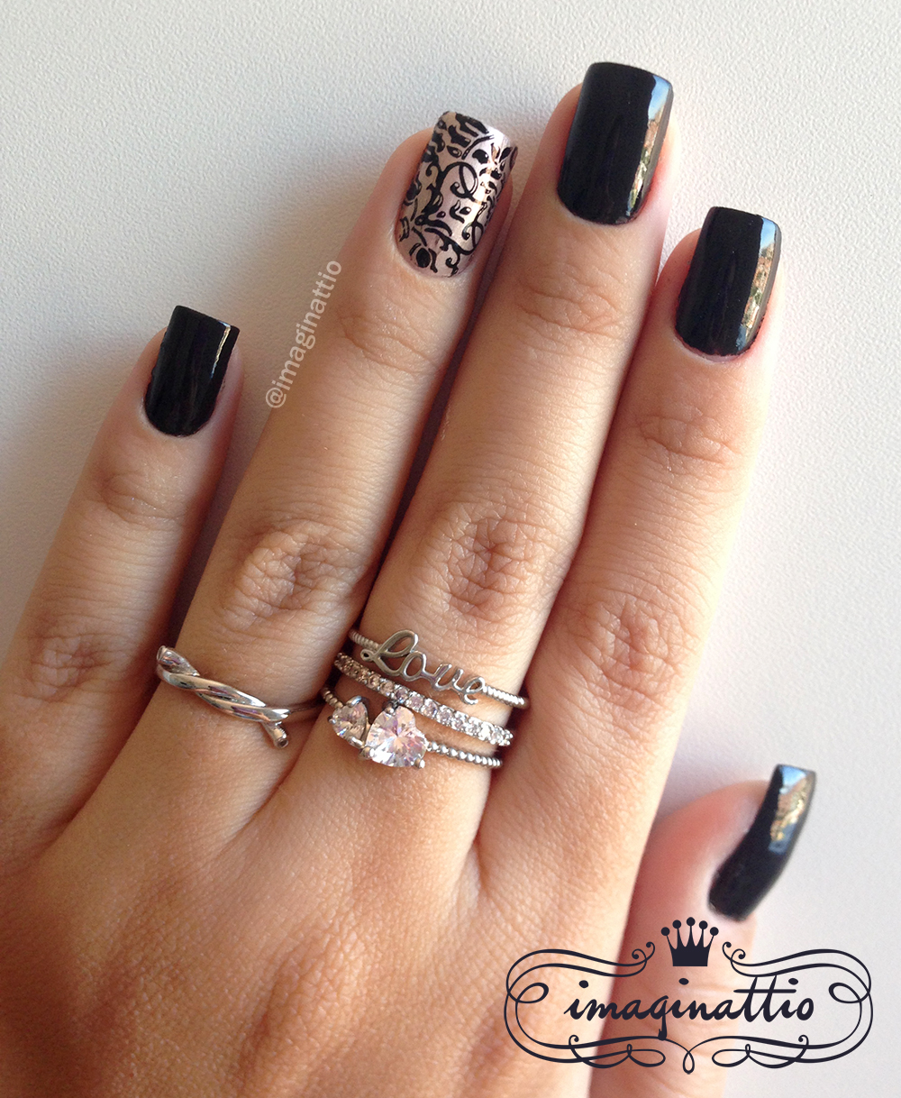 filha única unha preta decorada com glitter