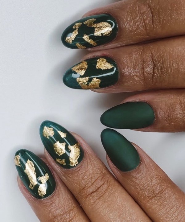 Decoração de unhas com ouro