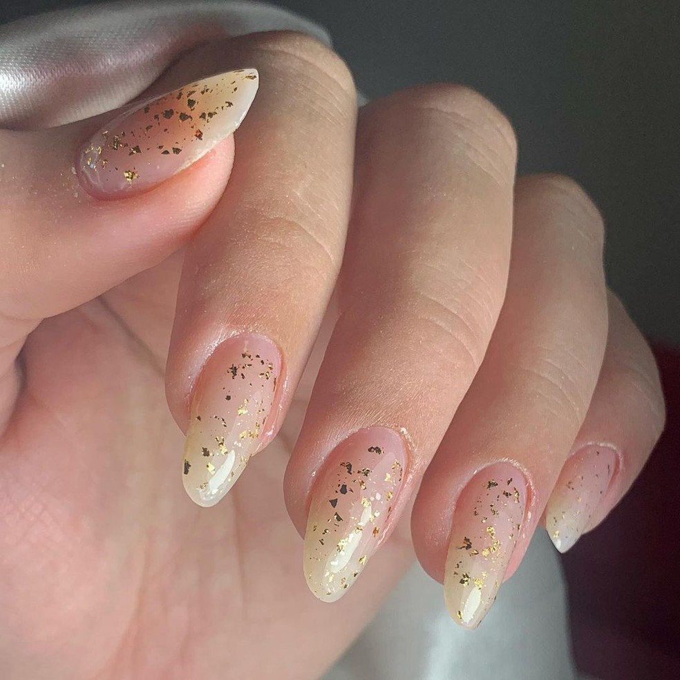 Unhas encapsuladas com ouro