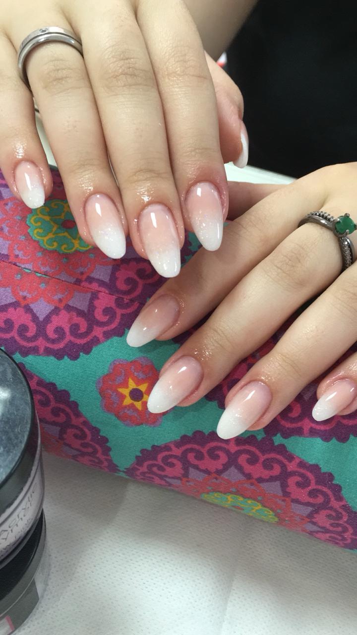unhas de gel redonda