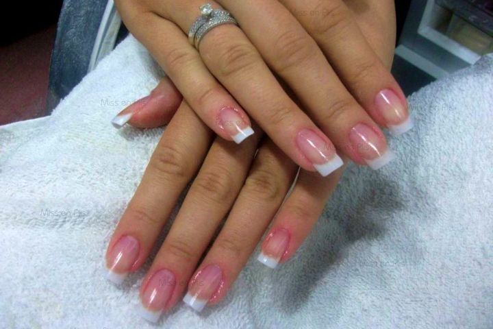 unha em gel pequena cores nude