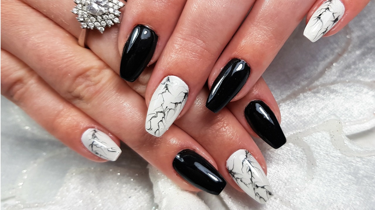 Tendências de nail art para unhas em gel pretas em [Ano Atual]