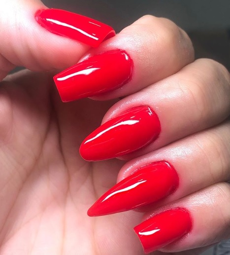 unhas quadradas tons nude
