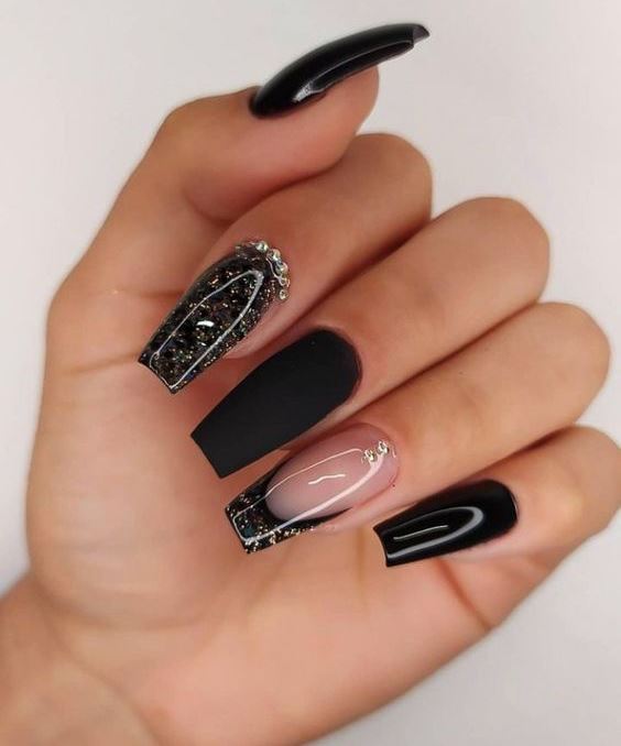 Unhas pretas com branco