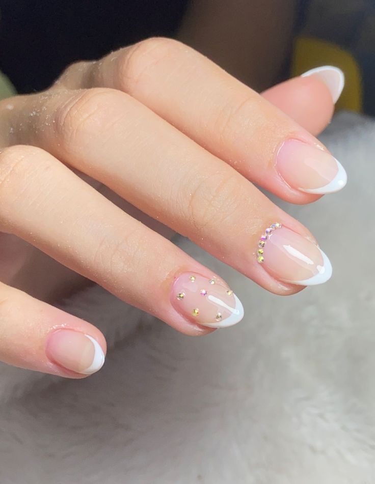 Francesinha com glitter em unha curta