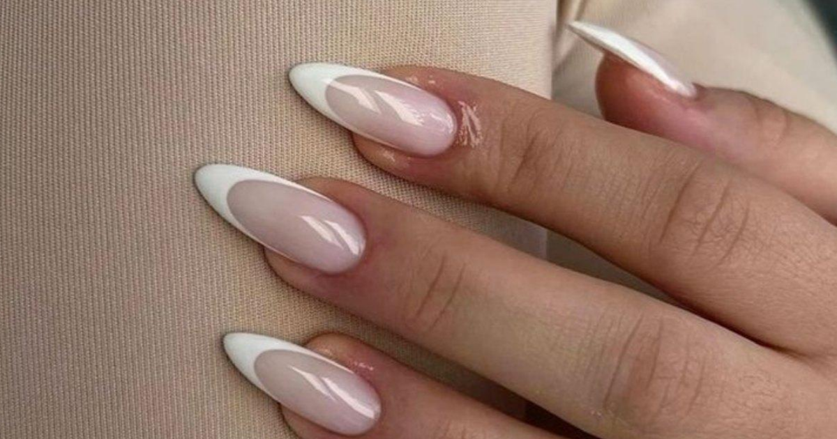 Além do Branco: Explore as Variações Modernas da Unha Francesinha Colorida