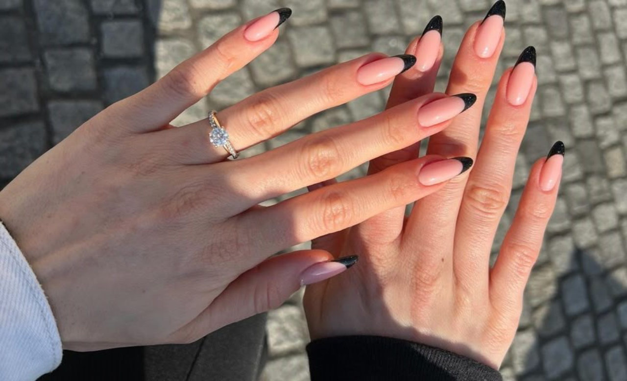 5 ideias de títulos:
1. Francesinha Preta em Gel: O Guia Completo para um Visual Sofisticado
2. Descubra as Variações da Francesinha Preta e Renove Seu Look
3. Passo a Passo: Como Criar a Francesinha Preta Perfeita em Unhas de Gel
4. Produtos Essenciais para uma Francesinha Preta Impecável
5. Tendências e Inspirações: A Francesinha Preta que Vai Dominar 2025