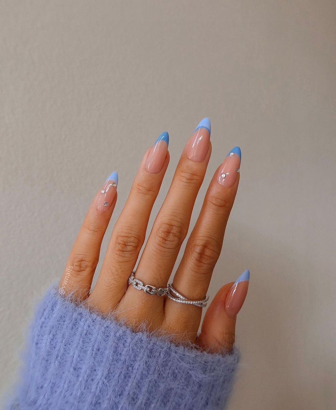 francesinha azul bebê com nail art floral