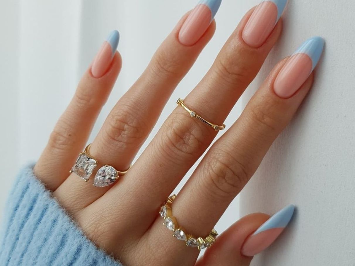 francesinha azul bebê com nail art floral