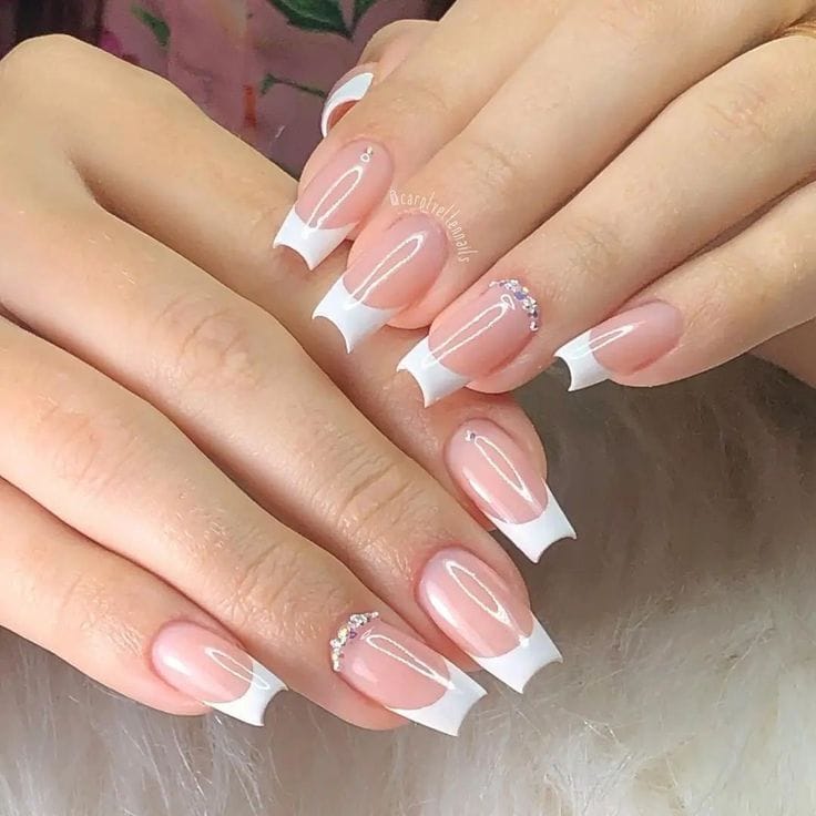 unha formato bailarina com francesinha