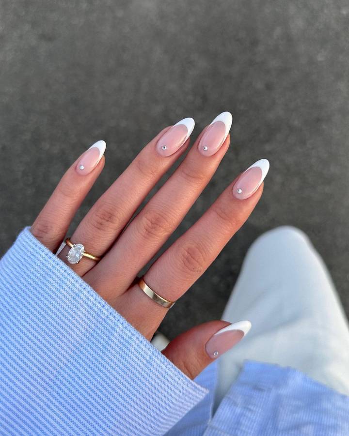 Francesinha em unhas almond (amendoadas)