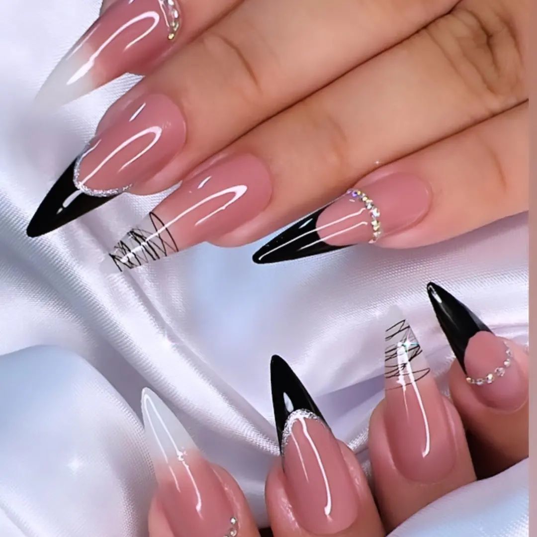 unha de gel decorada preta com flores