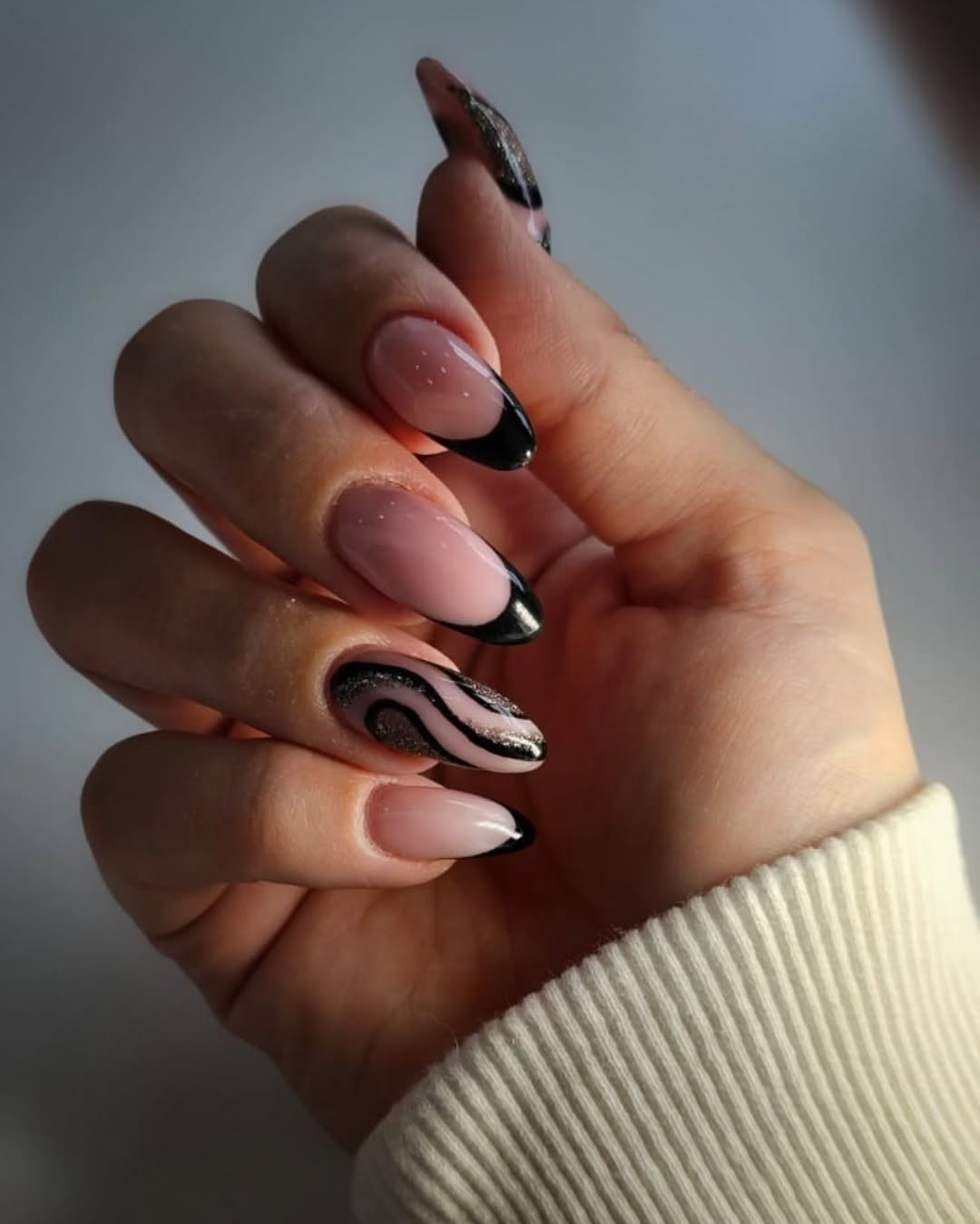 francesinha preta diagonal unhas de gel