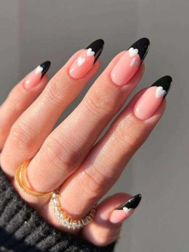 unha de gel preta formato amendoado francesinha