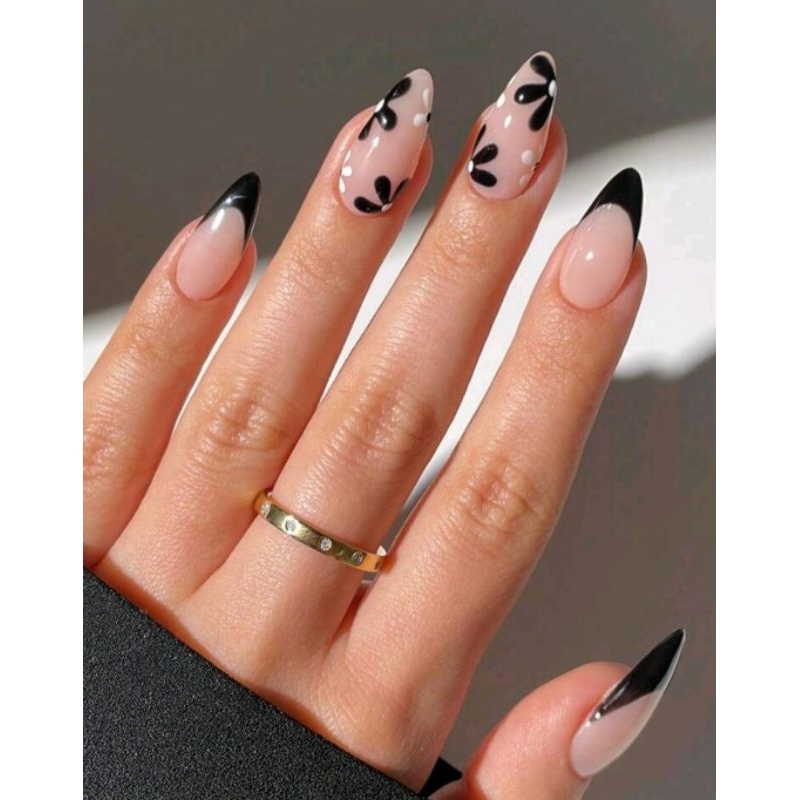 unha de gel decorada preta com flores