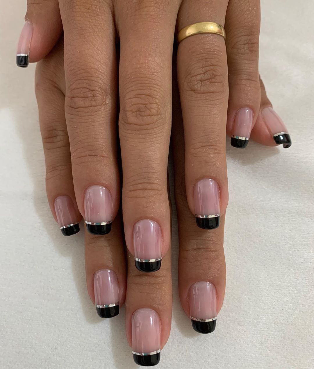 unha de gel preta formato quadrado francesinha