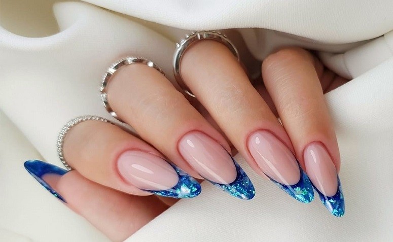 5 ideias de títulos para posts sobre unhas francesinhas:
1. Unhas Francesinhas: Guia Completo de Estilos e Tendências
2. Microfrancesinha: O Minimalismo Elegante que Você Precisa Conhecer
3. Francesinha Colorida vs. Francesinha Clássica: Qual Escolher?
4. Como Fazer Francesinha Perfeita em Casa: Dicas e Truques
5. Francesinha Reversa: A Nova Tendência para Unhas Sofisticadas