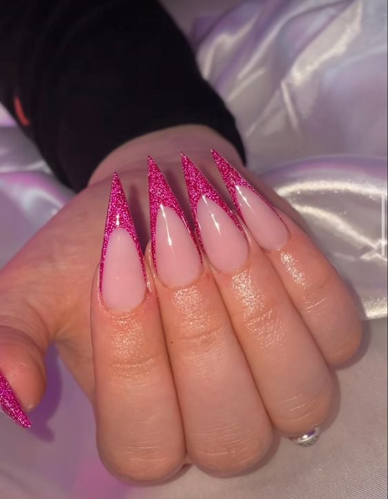 unha stiletto com francesinha invertida