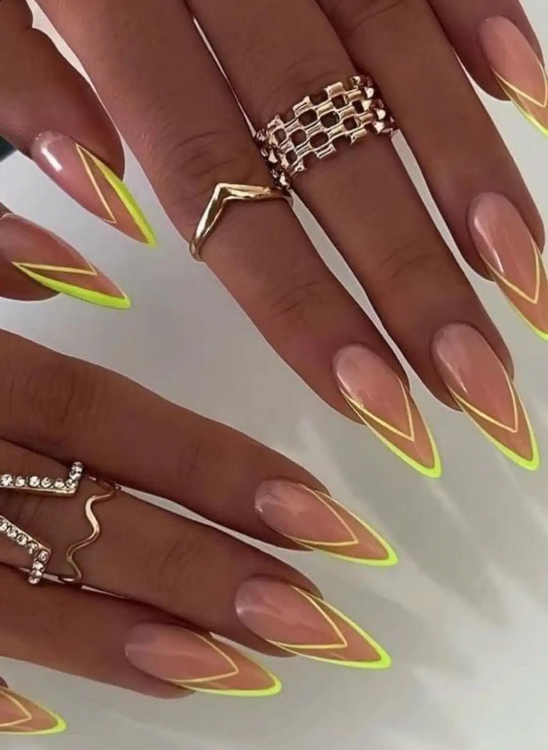 unha stiletto com francesinha geométrica