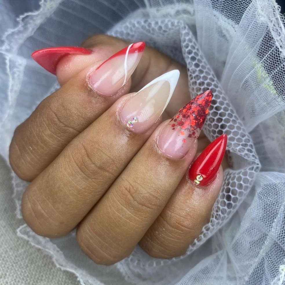 francesinha stiletto com pedrarias