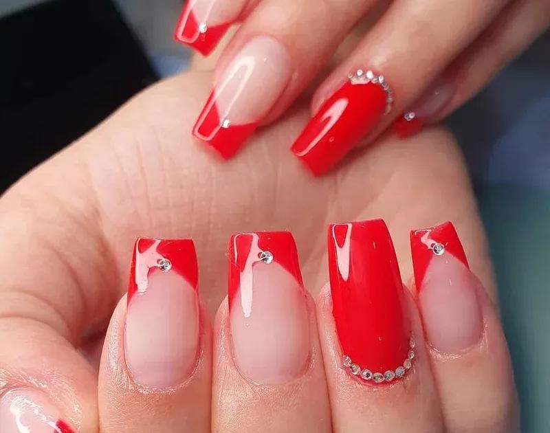 francesinha vermelha em unhas de gel curtas