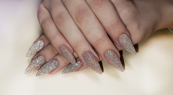 Os Melhores Géis com Glitter para Criar Efeitos Incríveis nas Unhas