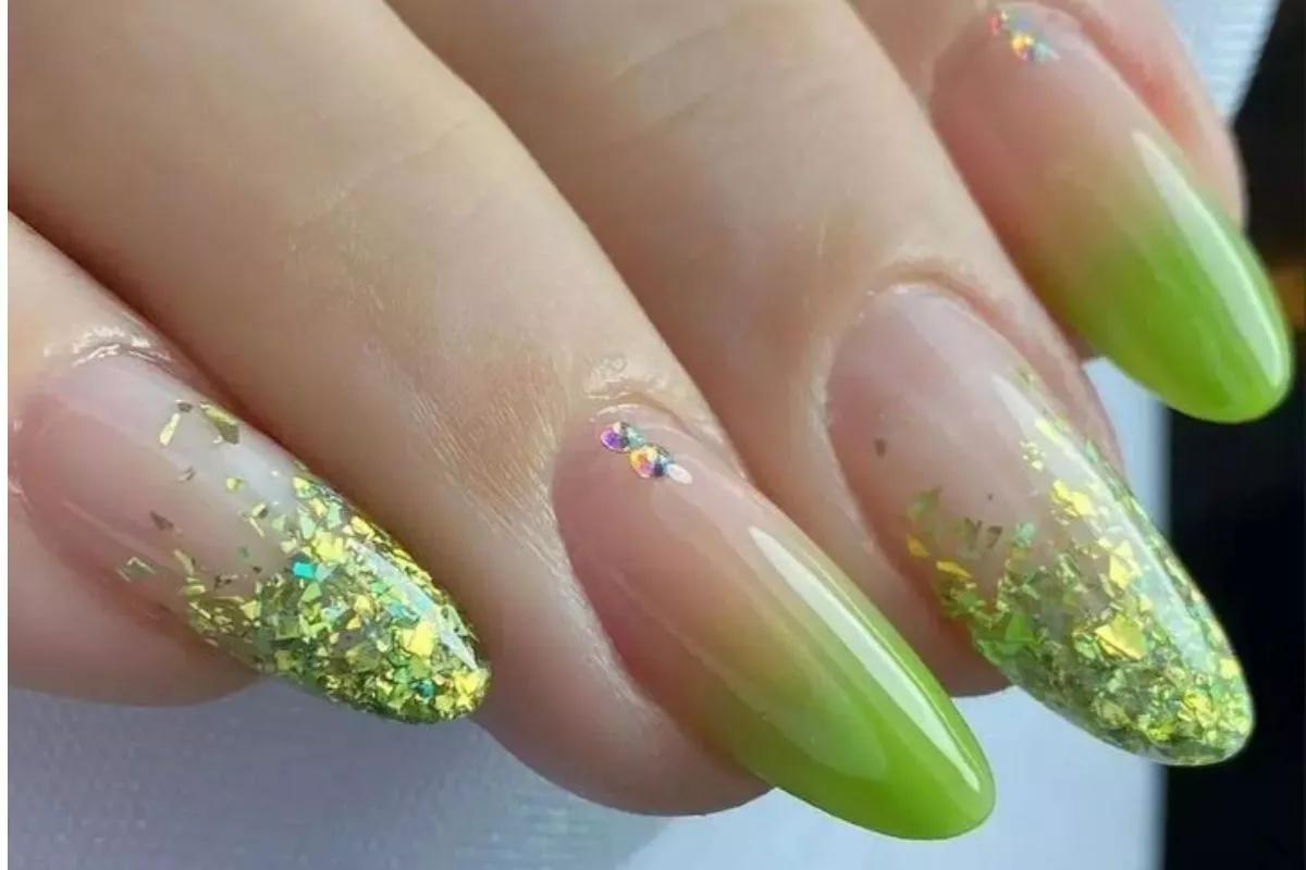 unha gel verde com glitter dourado