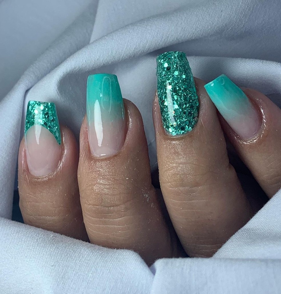unha gel verde degradê glitter