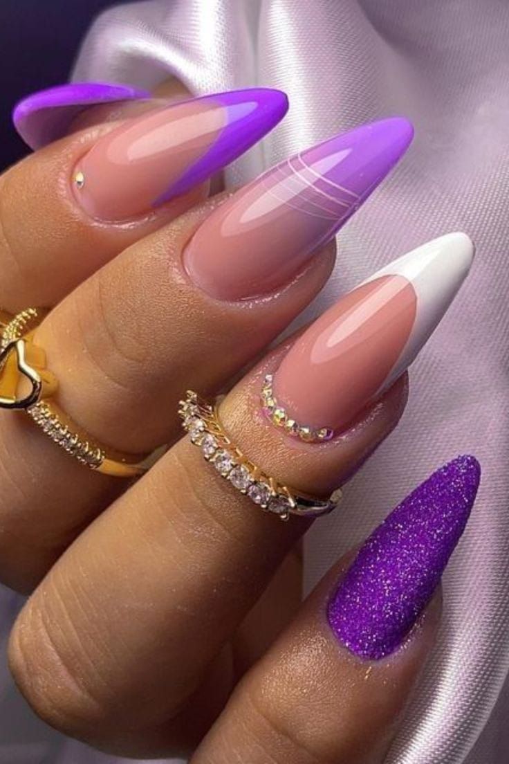 Unhas roxas com glitter