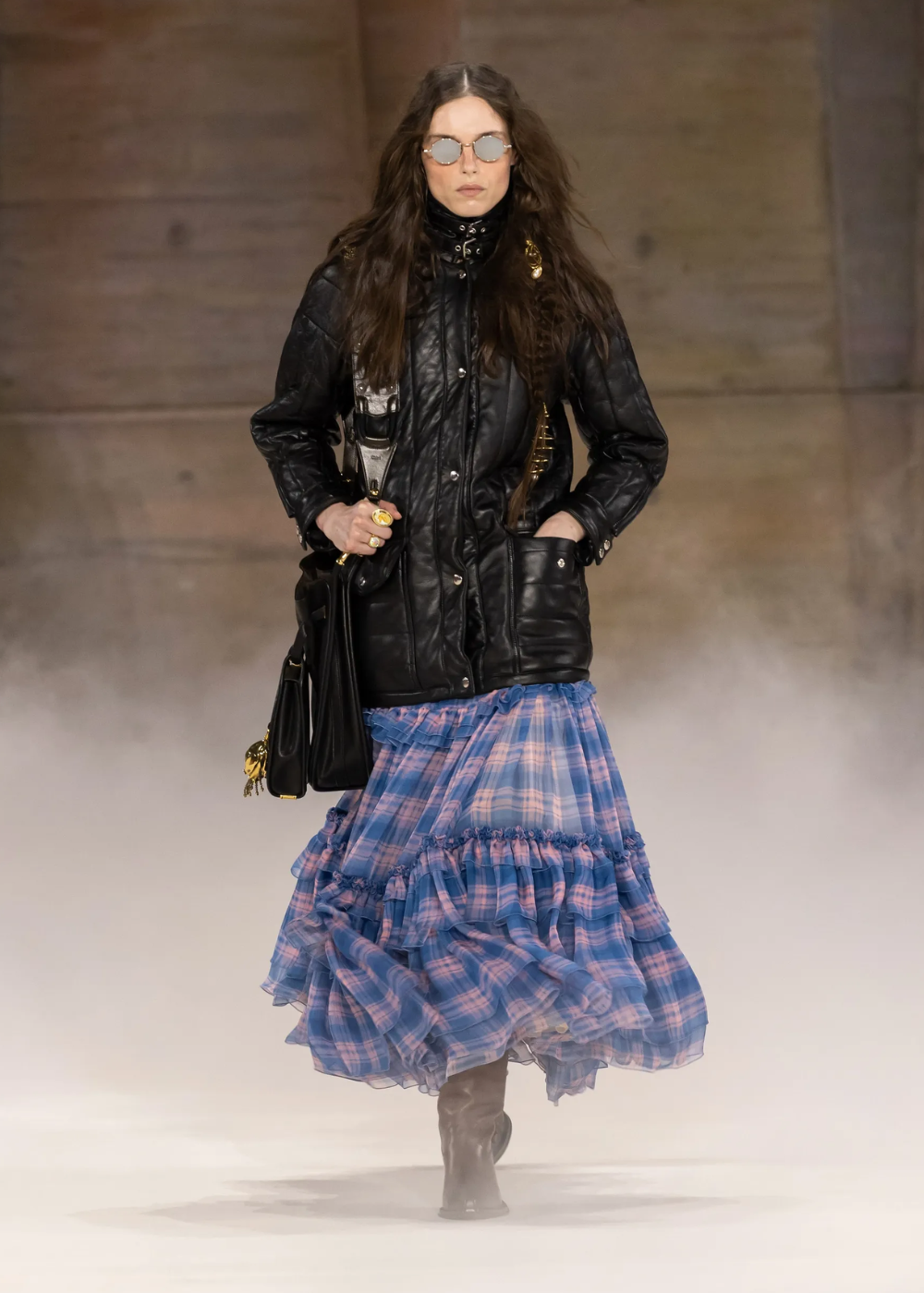 unhas azul e branco baratas como economizar na manicure